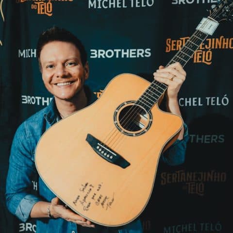 Violão autografado pelo Michel Teló